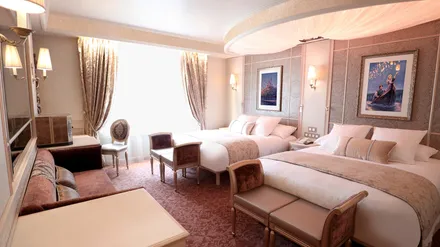 Chambre familiale du Disneyland Hotel thématisée Raiponce, avec des tableaux de Raiponce et des lanternes volantes