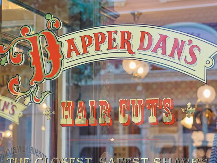 Logo peint Dapper Dan’s Hair Cuts sur la vitrine de la boutique, Main Street U.S.A., Disneyland Paris