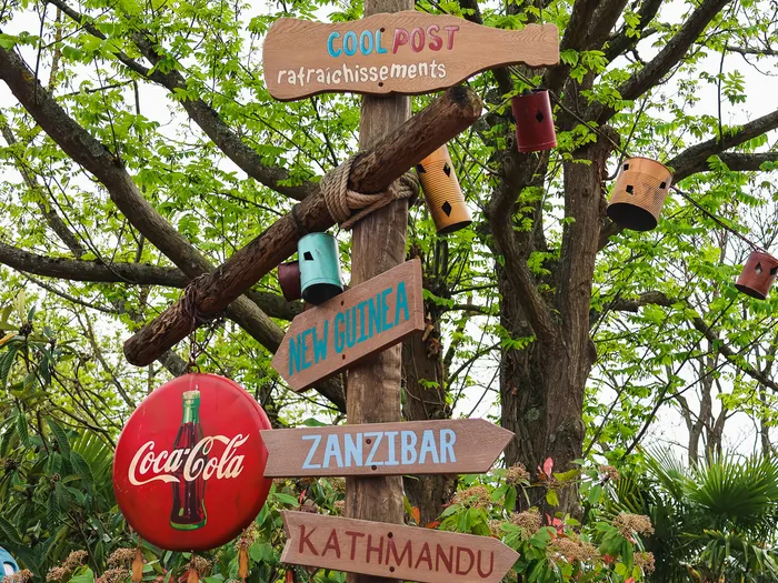 Panneaux en bois New Guinea, Zanzibar et Kathmandu au kiosque Cool Post d’Adventureland