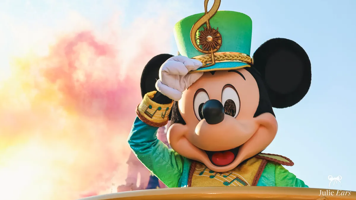 Mickey dressed as a conductor, with a treble clef on his hat, at the Disney Music Festival at Disneyland Paris.