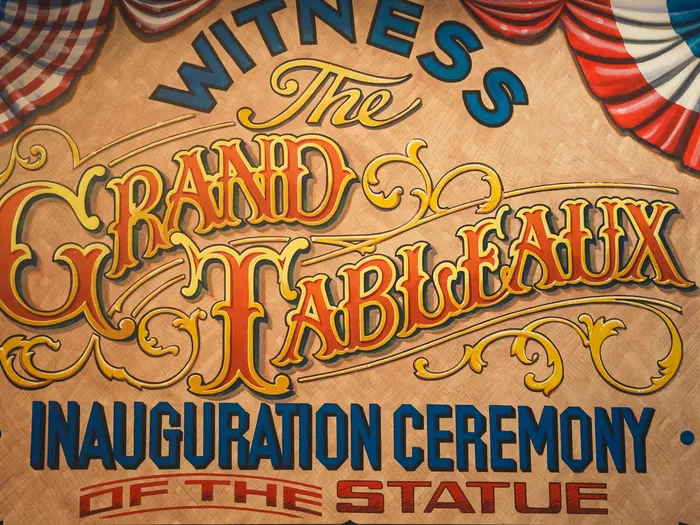 Panneau peint « Witness the Grand Tableaux, Inauguration Ceremony of the Statue » au Liberty Arcade.