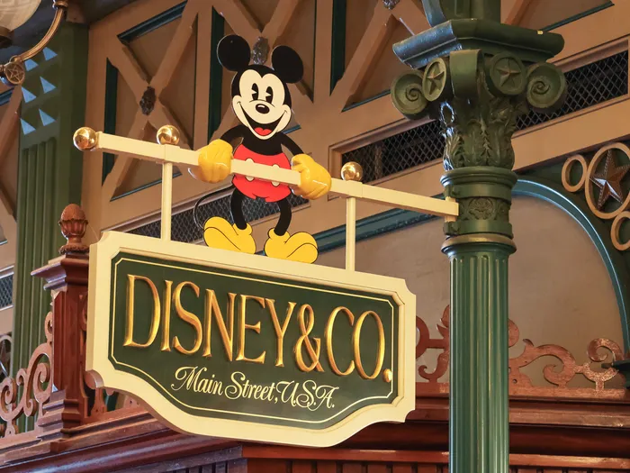 Panneau suspendu Disney & Co. Main Street U.S.A. surmonté d’une silhouette de Mickey, Disneyland Paris