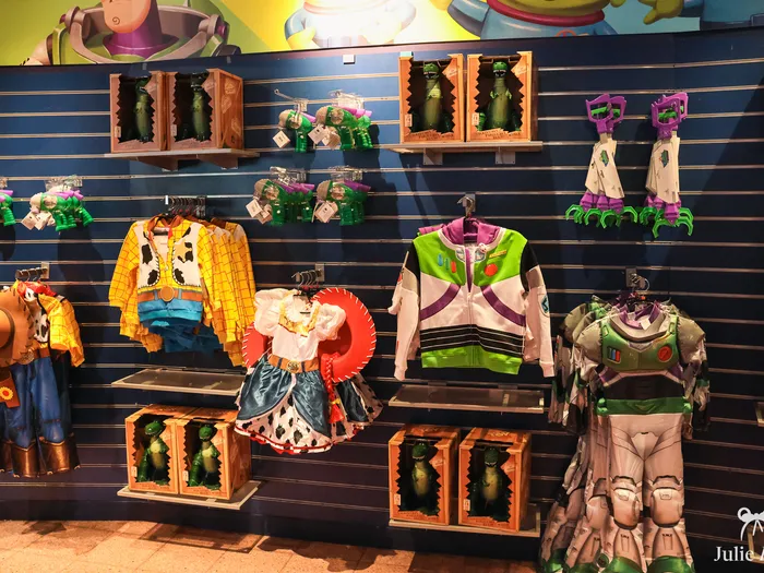 Déguisements enfants Woody, Jessie et Buzz l’Éclair, boutique Constellations, Discoveryland, Disneyland Paris