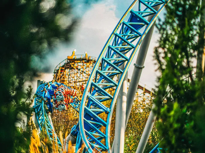Voie bleue courbée du coaster Blue Fire aperçue à travers la végétation à Europa-Park.