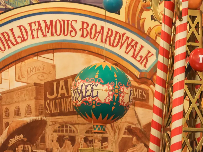 Fresque World Famous Boardwalk et montgolfières, boutique Boardwalk Candy Palace, Main Street U.S.A., Disneyland Paris