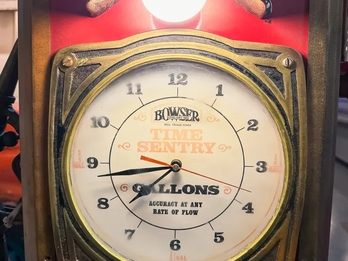 Détail d’une ancienne pompe à essence Bowser Time Sentry éclairée, décor rétro du restaurant La Cantina.