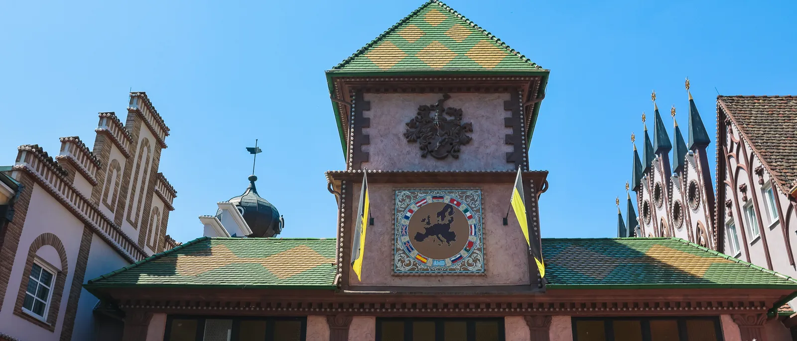 Façade ornée d’une horloge et d’un blason, toit aux tuiles vernissées colorées, à Europa-Park