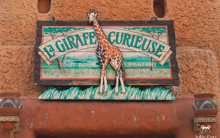 La Girafe Curieuse