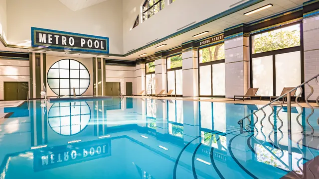 Le bassin de la Metro Pool, la piscine intérieure Art déco du Disney Hotel New York - The Art of Marvel