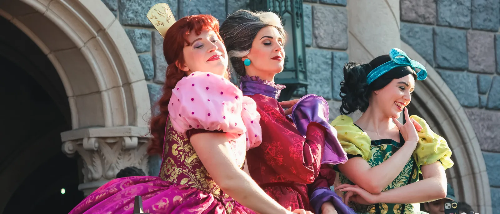 Lady Tremaine et les deux demi-sœurs de Cendrillon en costume sur le balcon du château pour Halloween.