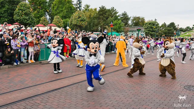 Mickey et ses amis en tenues platine défilent sur Main Street lors de la célébration Disney 100 à Disneyland Paris.