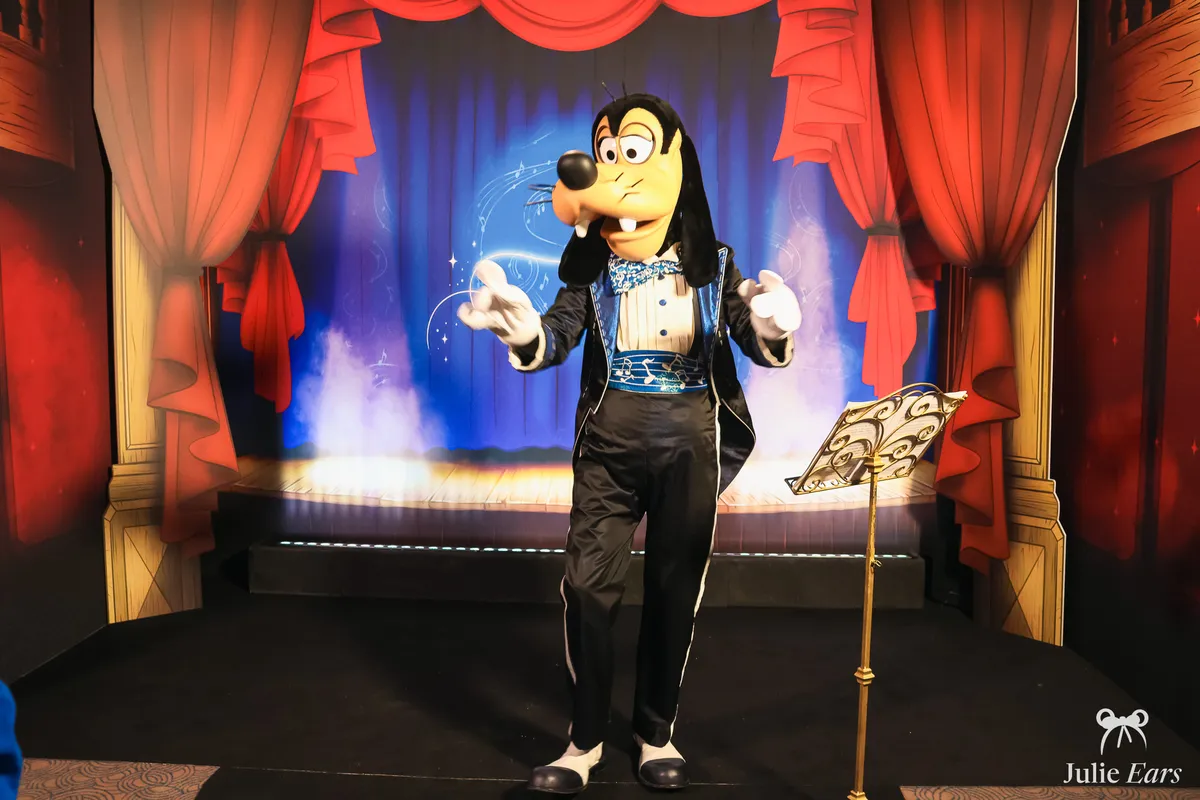 Dingo en chef d’orchestre dans sa tenue du Disney Music Festival, édition Pop-Up de Disneyland Paris (août-septembre 2026).