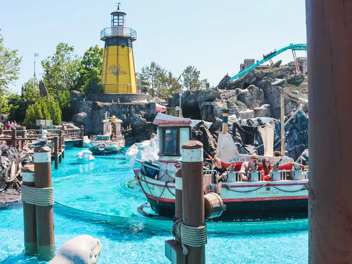 Bateaux de l’attraction aquatique Whale Adventures près d’un phare jaune à Europa-Park