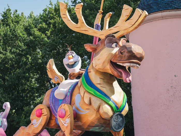 Olaf et le renne Sven sculptés sur le char La Reine des Neiges de la parade Disney Stars on Parade.