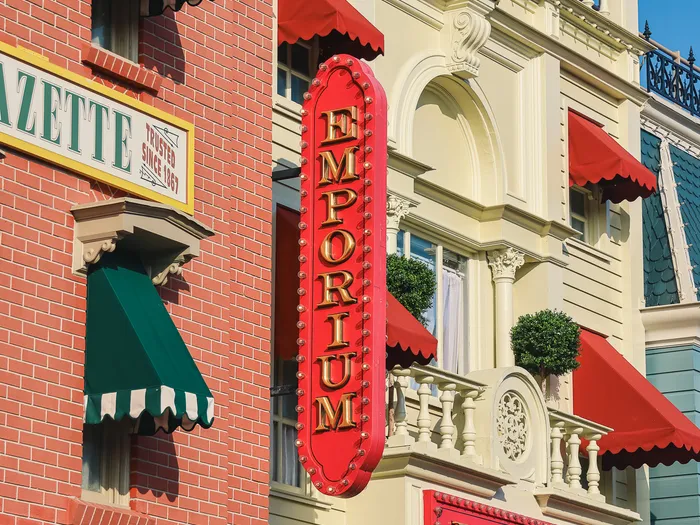 Enseigne verticale « Emporium » et façades de Main Street à Disneyland Paris (Gifts, Gazette).