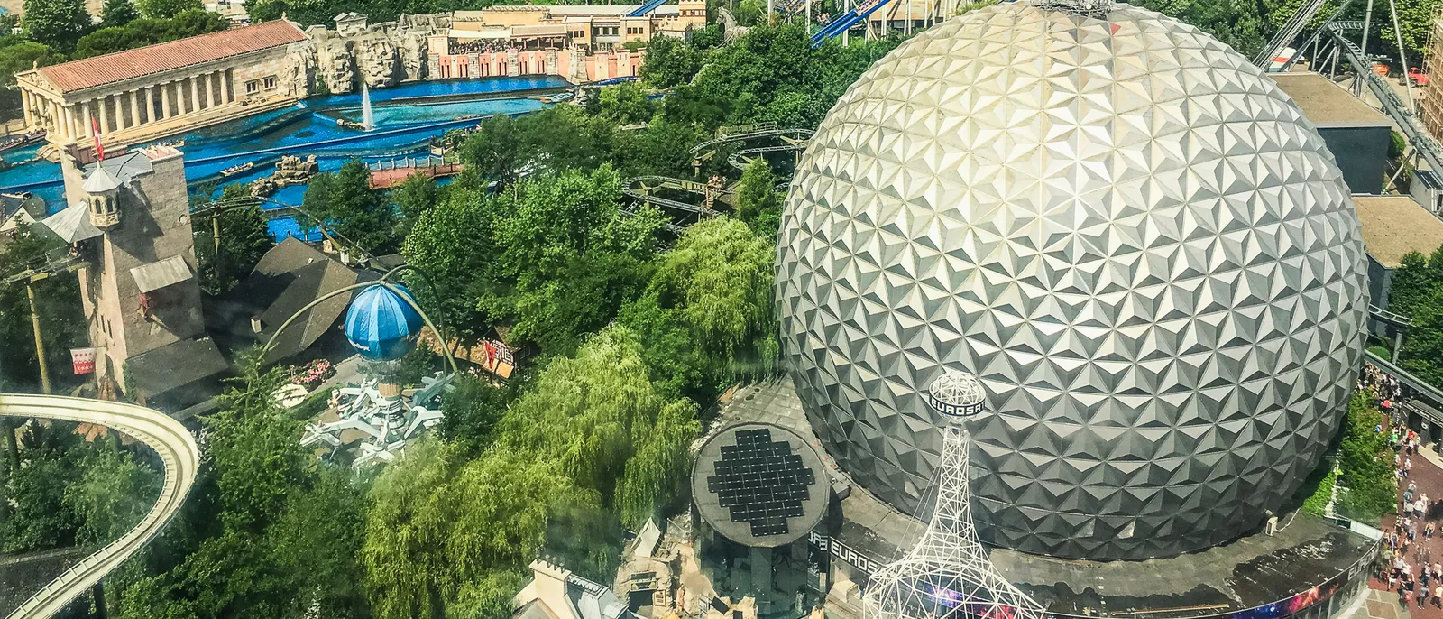 Vue en hauteur du parc avec la grande sphère argentée et les montagnes russes à Europa-Park
