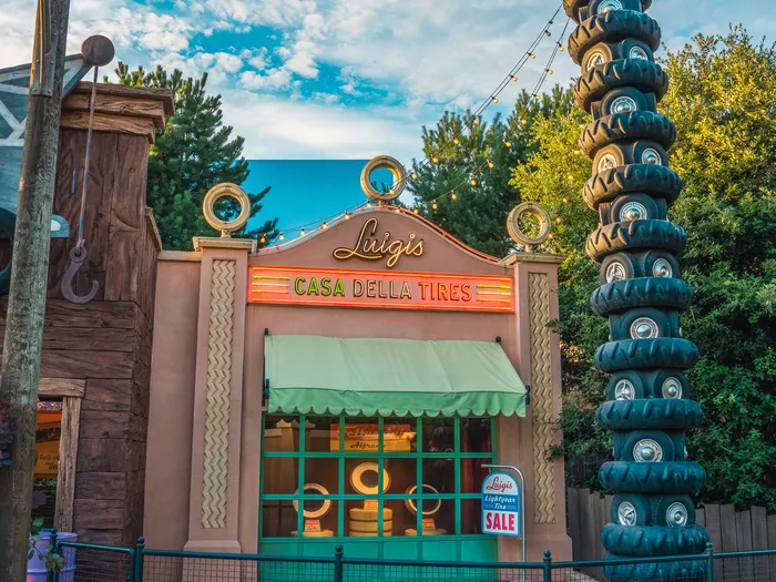Bâtiment Luigi’s Casa Della Tires et sa pyramide de pneus, décor de Cars aux abords de l’attraction Quatre Roues Rallye