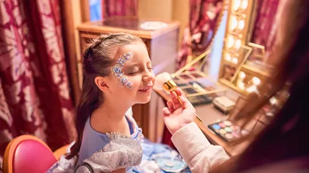 Maquillage de princesse lors de l’expérience Mon Rêve Royal au Disneyland Hotel