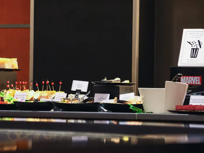 Buffet froid d’entrées et petites bouchées du Downtown Restaurant, avec une enseigne Marvel sur le côté