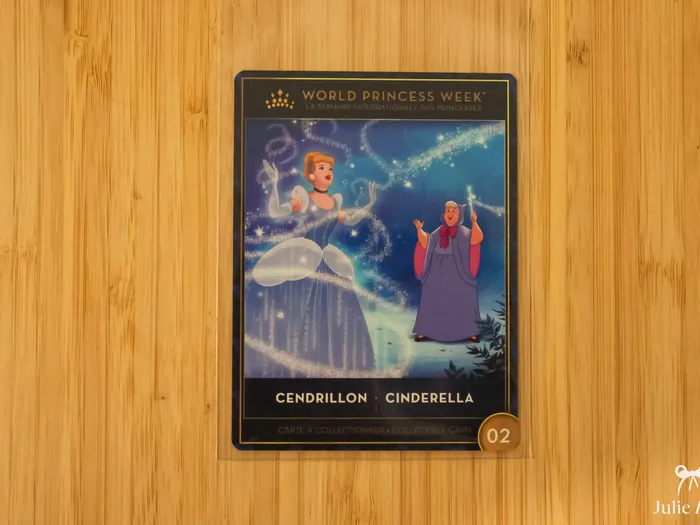Carte Cendrillon World Princess Week montrant Cendrillon en robe magique et la fée marraine sur fond étoilé