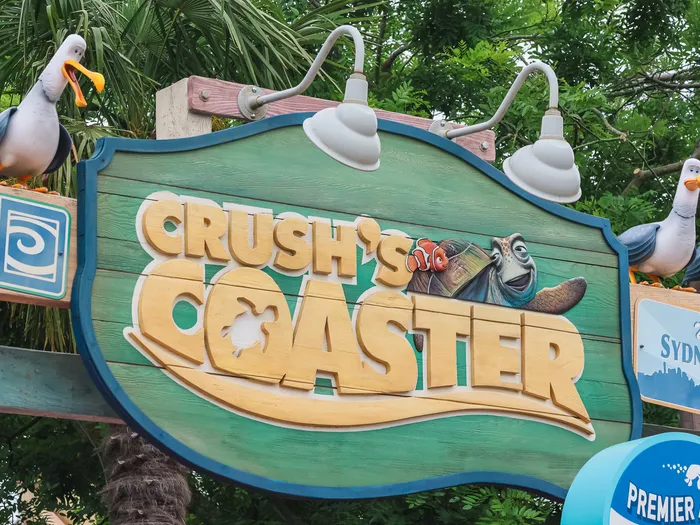 Enseigne d’entrée de Crush’s Coaster entourée de mouettes sculptées et du panneau Sydney Harbour