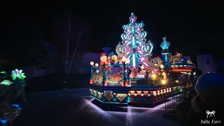 Char illuminé de la parade Mickey et sa Parade Étincelante de Noël, en version nocturne, à Disneyland Paris
