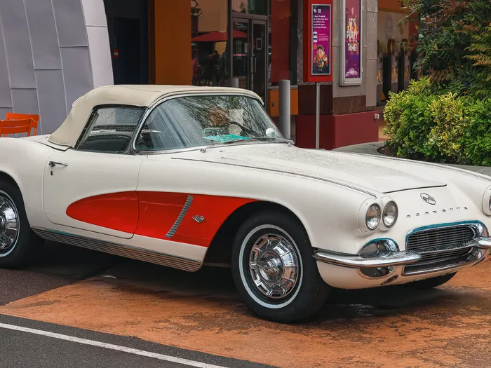 Chevrolet Corvette blanche ancienne stationnée devant la façade d’Annette’s Diner, au Disney Village.