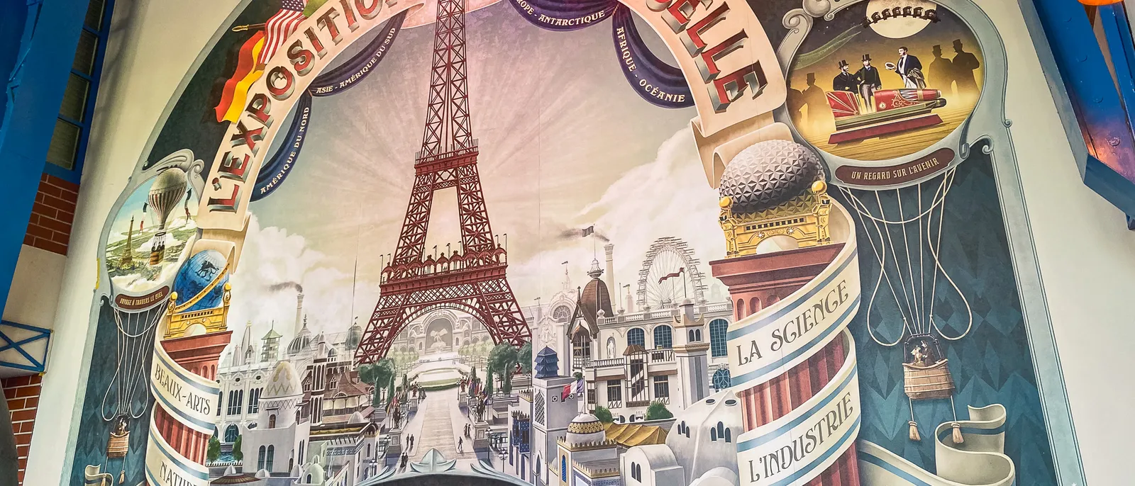 Fresque colorée de l’Exposition universelle de Paris 1900 avec la tour Eiffel, à Europa-Park