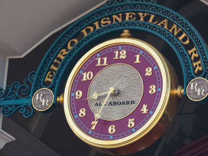 Horloge dorée « Euro Disneyland RR All Aboard » ornant la gare Main Street Station