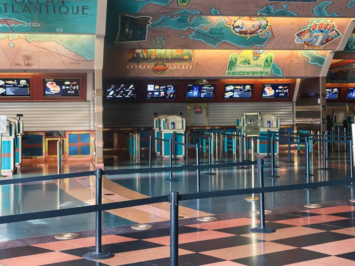 Comptoirs de commande sous une fresque de cartes anciennes au Café Hyperion, à Discoveryland.