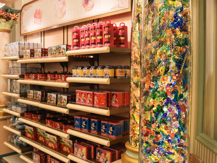 Rayon de boîtes de bonbons Mickey et Minnie de la boutique Boardwalk Candy Palace, Main Street U.S.A. à Disneyland Paris