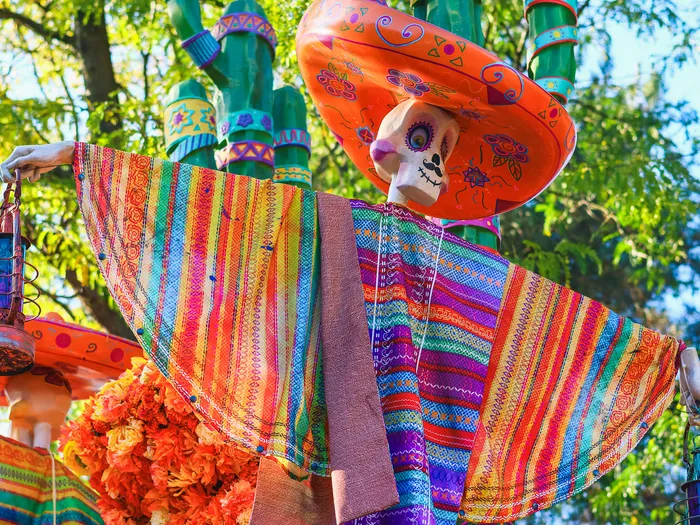 Silhouettes de catrinas en ponchos colorés et sombreros, décor du Jour des Morts à Frontierland.