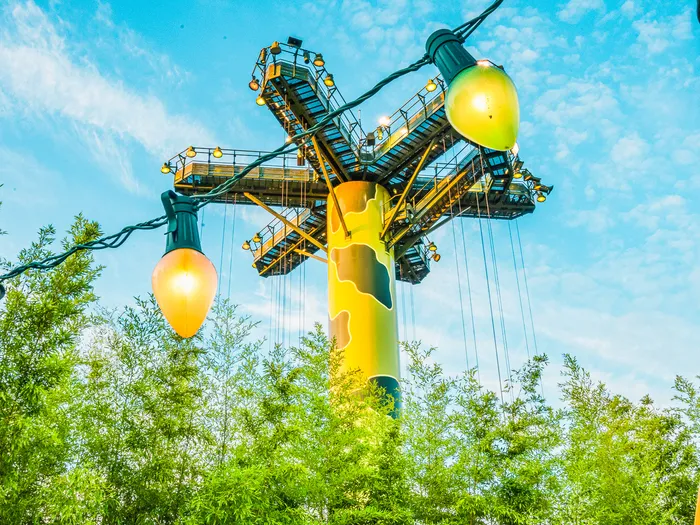 Tour de chute en parachute de Toy Soldiers Parachute Drop vue à travers des guirlandes lumineuses, à Toy Story Playland