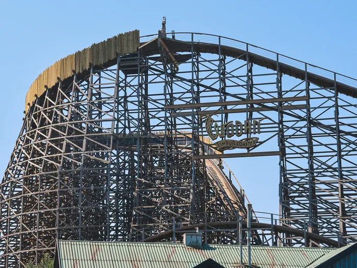 Vue rapprochée de la charpente en bois du grand huit Wodan à Europa-Park