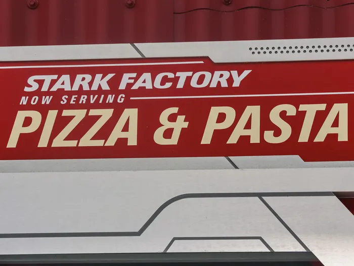 Enseigne rouge Stark Factory annonçant pizza et pasta au restaurant de l’Avengers Campus