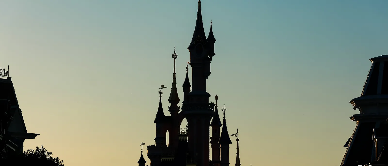 Silhouette du château de la Belle au Bois Dormant sur un ciel dégradé au crépuscule, à Disneyland Paris.
