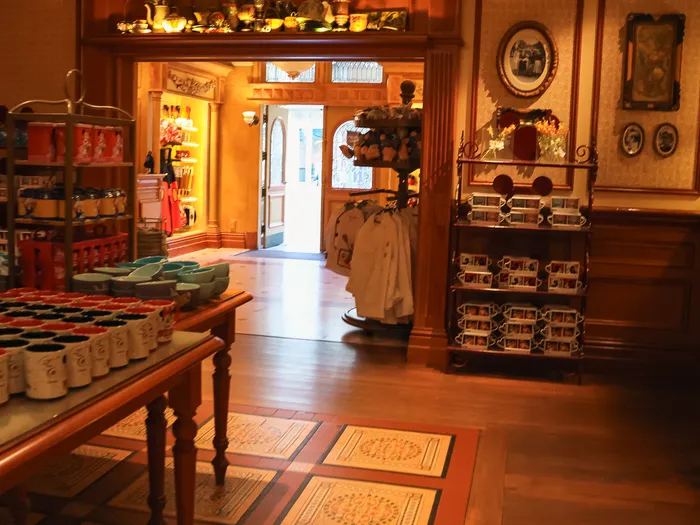 Mugs rouges et bols de personnages Disney en rayon, boutique Disney & Co., Main Street U.S.A. à Disneyland Paris