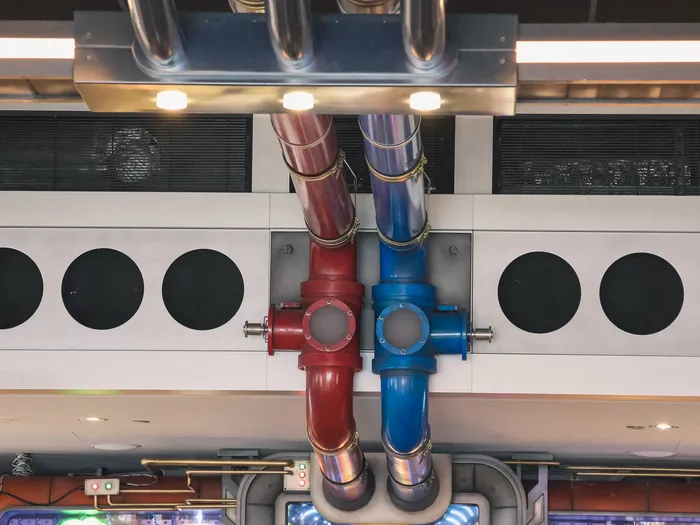 Décor de laboratoire du PYM Kitchen : tuyaux industriels rouge et bleu au plafond
