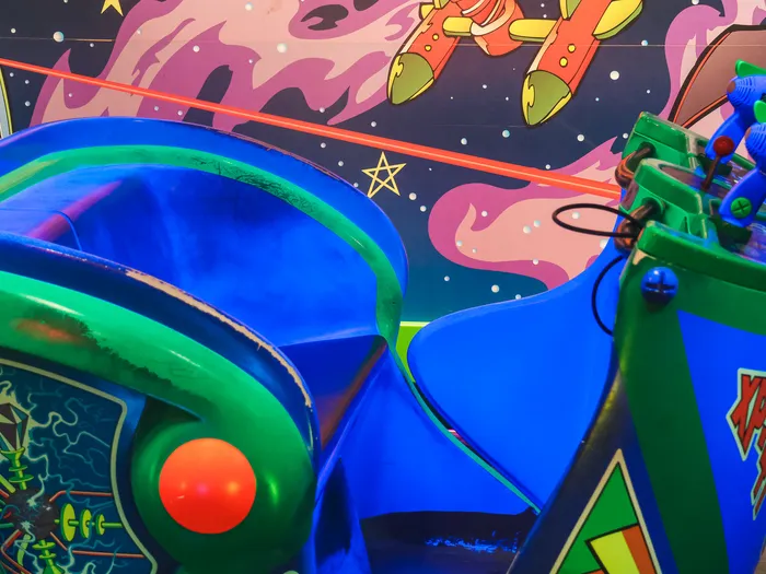 Véhicule bleu et vert avec ses deux blasters laser, sur le parcours de Buzz Lightyear Laser Blast.