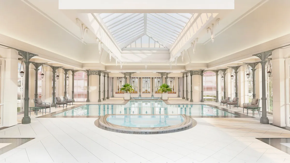 La Crystal Pool, piscine intérieure du Disneyland Hotel, sous une verrière avec colonnes en fonte ouvragée