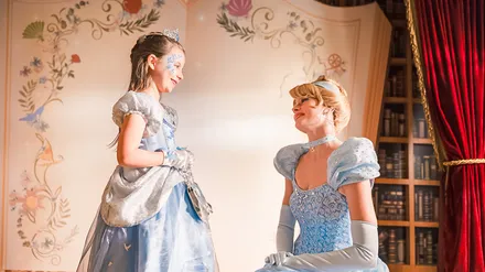 Rencontre avec Cendrillon lors de l’expérience Mon Rêve Royal au Disneyland Hotel