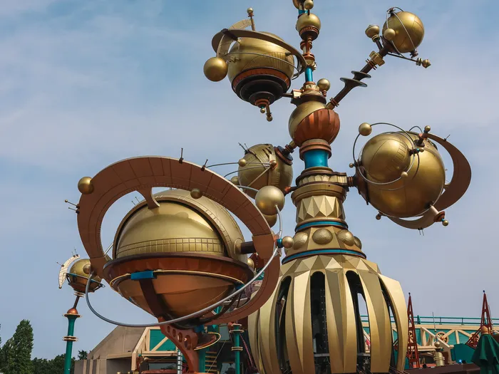 Structure centrale d’Orbitron avec ses sphères dorées et anneaux façon astrolabe, Discoveryland.