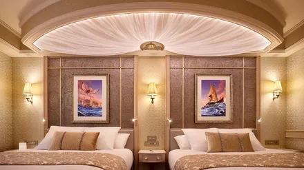 Chambre à deux lits du Disneyland Hotel thématisée Vaiana, avec des tableaux de Vaiana naviguant au coucher du soleil
