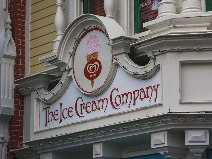 Enseigne peinte The Ice Cream Company ornée d’un cornet de glace Miko sur Main Street USA