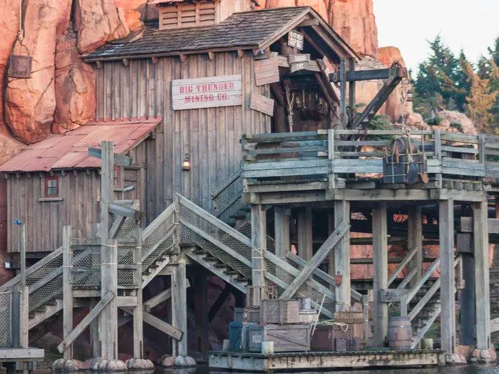 Bâtiments en bois de la mine et passerelles au-dessus de l’eau, décor de Big Thunder Mountain