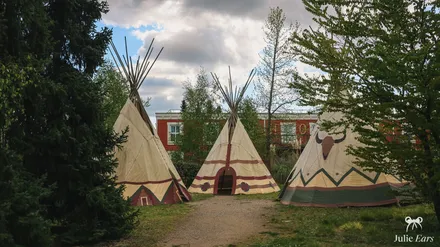 Trois tipis décorés dans le jardin du Disney Hotel Cheyenne