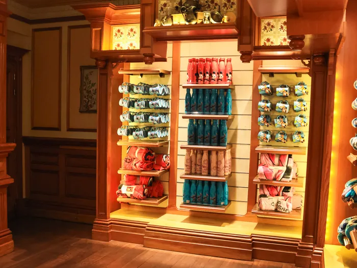 Rayon de mugs et gourdes Disney sur étagères en bois, boutique Disney & Co., Main Street U.S.A., Disneyland Paris