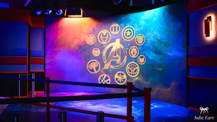 Le studio de rencontre aux logos des Avengers, au Disney Hotel New York - The Art of Marvel