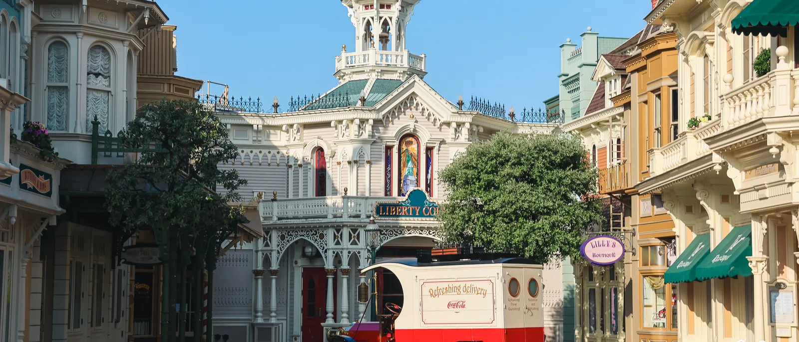 Camionnette Coca-Cola d’époque sur Main Street USA déserte au petit matin, Disneyland Paris