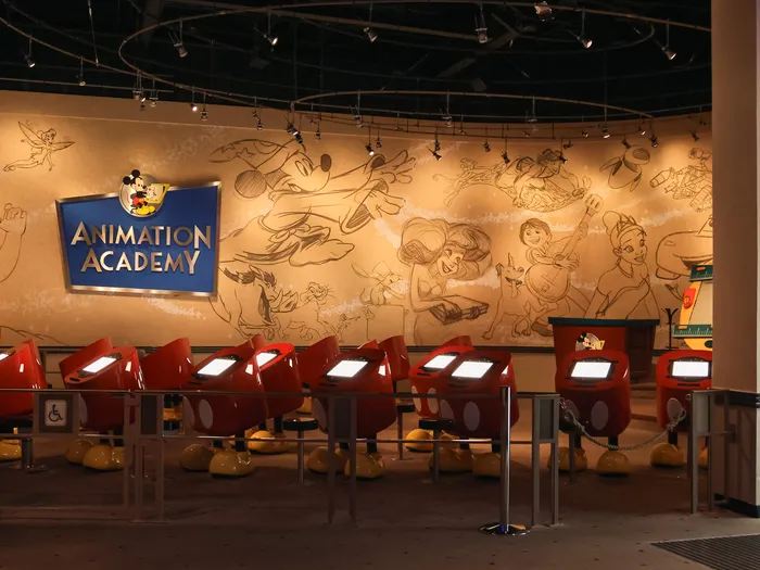 Postes de dessin rouges devant la fresque de l’Animation Academy